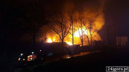 Pożar zakładu produkcyjnego w Starej Kamienicy