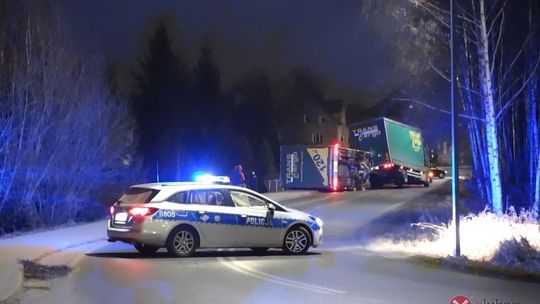 Przewrócona przyczepa na wjeździe do Olszyny