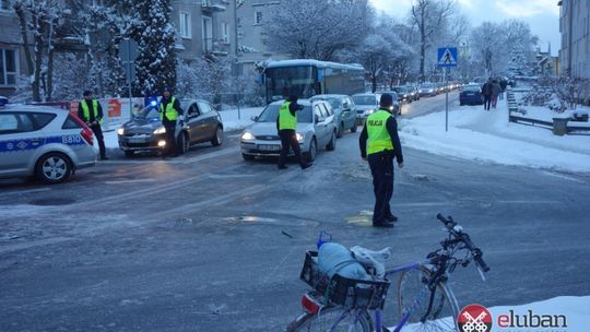 Rowerzysta uderzył w auto