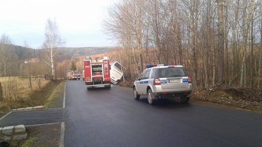 Autobus z 54 pasażerami wypadł z drogi