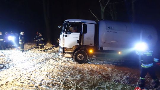 Cysterna z gazem utknęła na leśnej drodze