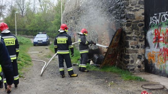 Pożar komórki w murze obronnym