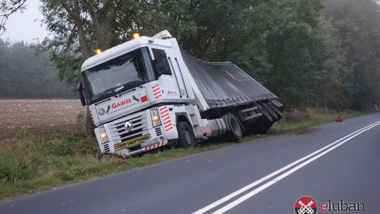 Tir wpadł do przydrożnego rowu