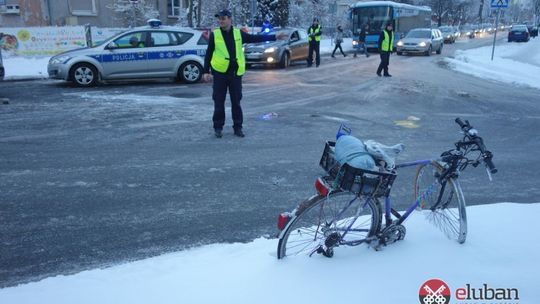 Rowerzysta uderzył w auto