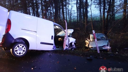 Osobówka wyskoczyła z rowu wprost pod minibusa