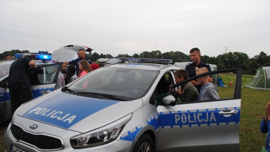 Policjanci u harcerzy