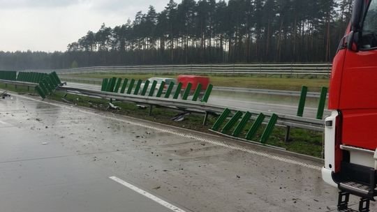 Wpadł w poślizg na autostradzie