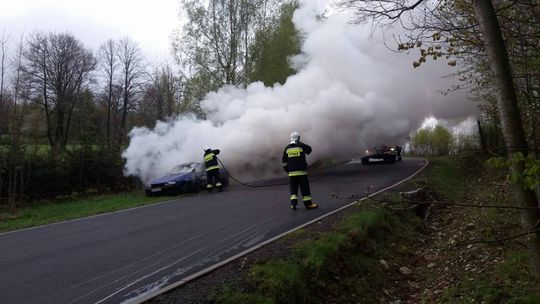 Płonące auto na ul. Rolniczej