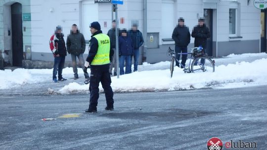 Rowerzysta uderzył w auto