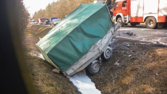 Zderzenie samochodu z przyczepą