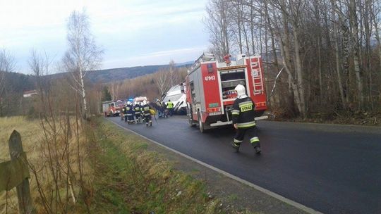 Autobus z 54 pasażerami wypadł z drogi