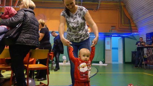Tłumy na zabawie Mikołajkowej