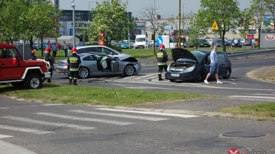 W wyniku zderzenia Opel dachował