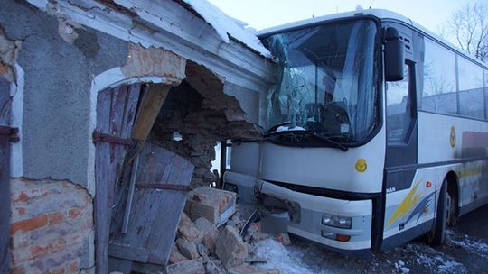 Autobus kursowy wbił się w remizę