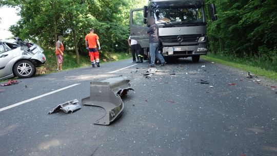 Ciężarówka wjechała w tył samochodu osobowego