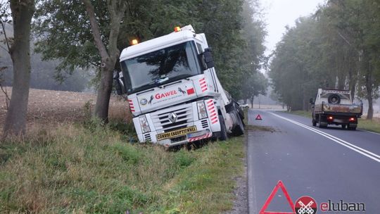 Tir wpadł do przydrożnego rowu