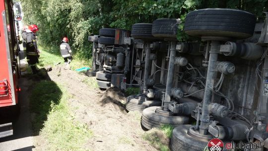 Ciężarówka wypadła z drogi