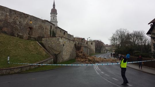 Zawalił się mur obronny w Nowogrodźcu