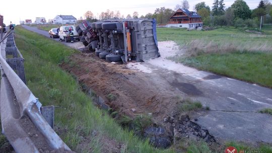 Dwie osoby w szpitalu, po zderzeniu TIR-a z traktorem