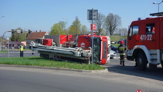 Wywrócił się strażacki podnośnik