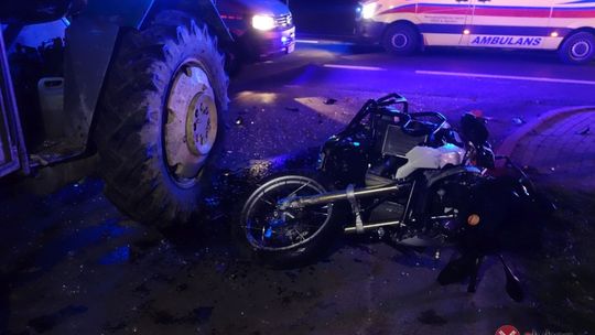 Motocyklista uderzył w ciągnik rolniczy