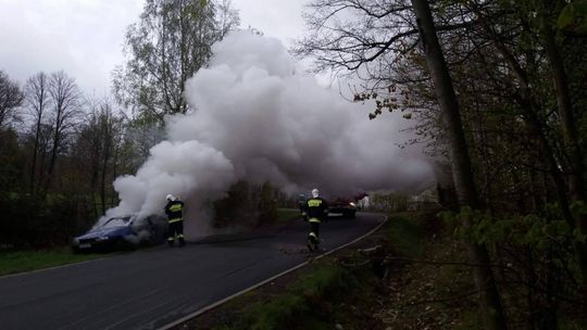 Płonące auto na ul. Rolniczej