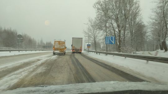 Trudne warunki na drodze do Jeleniej Góry