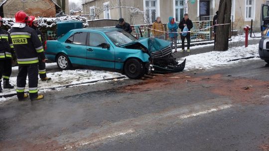 Mercedes uderzył w drzewo