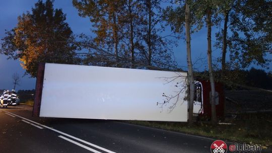 Tragiczny wypadek. Zderzenie busa z ciężarówką