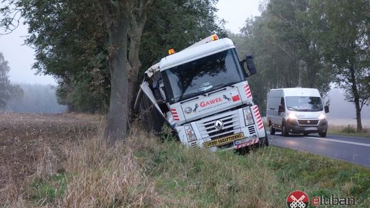 Tir wpadł do przydrożnego rowu