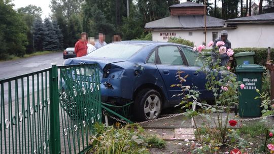 Sunął bokiem po chodniku