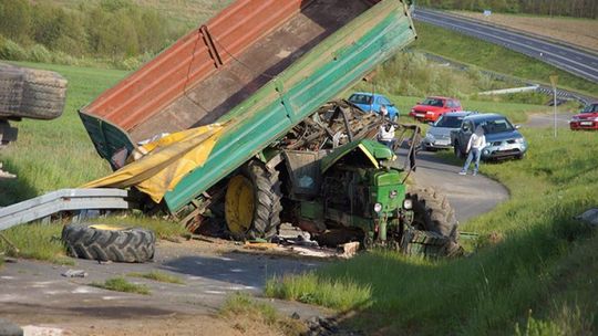 Dwie osoby w szpitalu, po zderzeniu TIR-a z traktorem