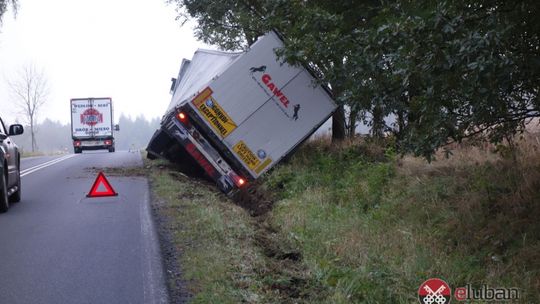 Tir wpadł do przydrożnego rowu