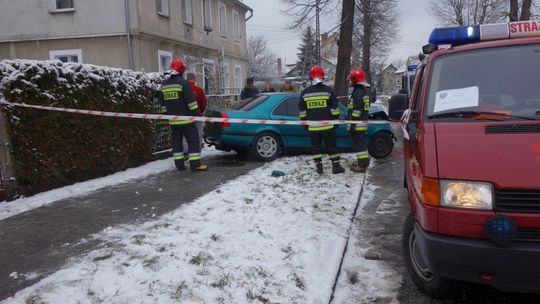 Mercedes uderzył w drzewo