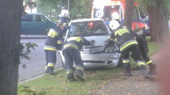 Miał 2 promile. Wjechał w drzewo.