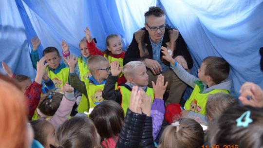 Akademicy na spotkaniu w Książkobusie