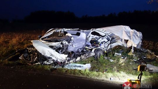 Tragiczny wypadek. Zderzenie busa z ciężarówką