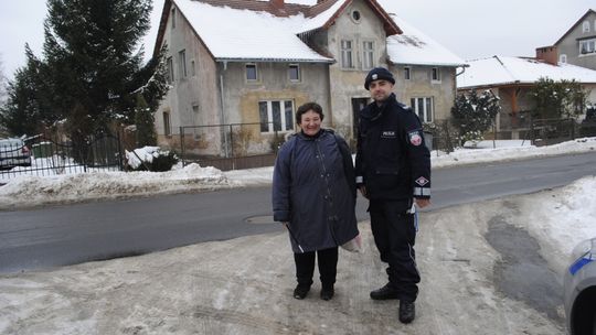 &quot;Dzień Odblasków&quot;- lubańska drogówka rozdawała pieszym odblaski