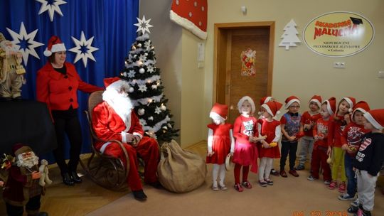 Mikołaj jeździ pługiem śnieżnym