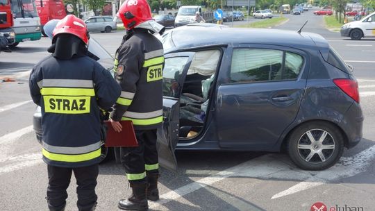 W wyniku zderzenia Opel dachował