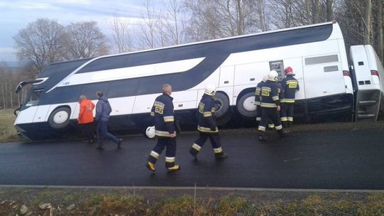 Autobus z 54 pasażerami wypadł z drogi