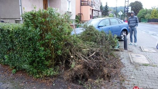 Sunął bokiem po chodniku