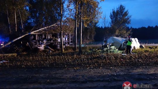 Tragiczny wypadek. Zderzenie busa z ciężarówką