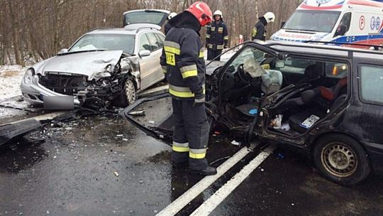 Zderzenie trzech aut. Przyczyną warunki na drodze