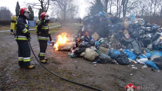 Płonące odpady w śmieciarce