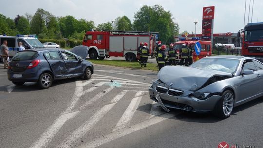 W wyniku zderzenia Opel dachował