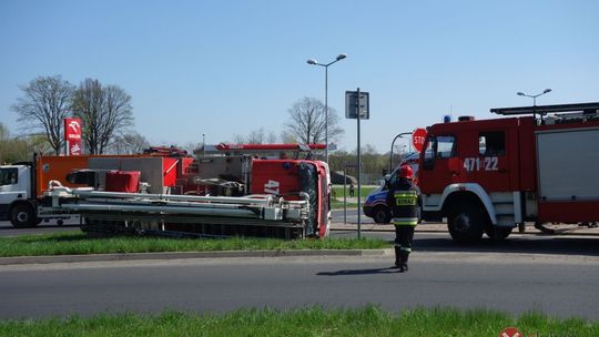 Wywrócił się strażacki podnośnik