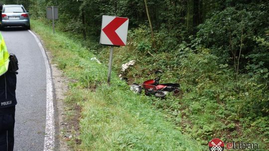 Auto sunęło bokiem całą szerokością jezdni