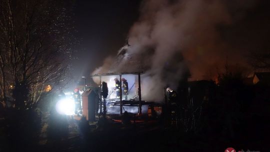 Pożar altany na działkach przy ul. Mostowej