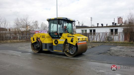 Kładą asfalt na Różanej